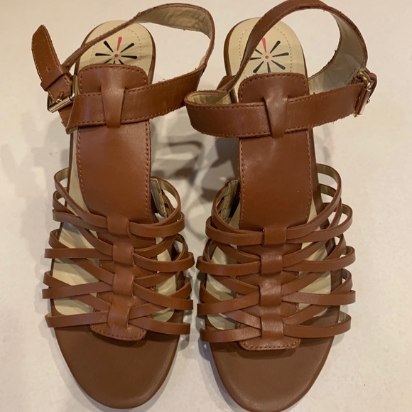 issac mizrahilive Shoes - NWOT tan sandals. Size 8-1/2 by Issac mizrahilive
